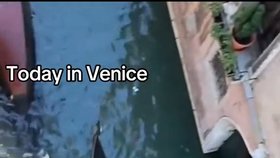 V Benátkách se převrhla s turisty gondola.
