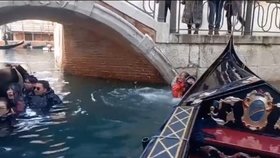 V Benátkách se převrhla s turisty gondola.