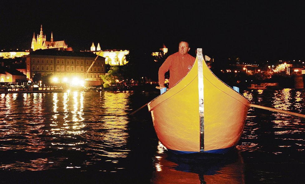 První gondola vyplula na Vltavu už ve středu v noci poblíž Kampy.
