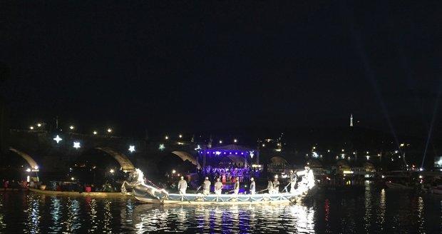 Svatojánské slavnosti na Vltavě představily gondoly z Benátek.