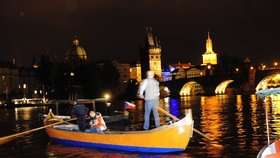 Noční plavba po Vltavě si teď můžete vychutnat na bénátské gonzole