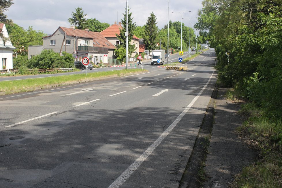 Od jedné zastávky ke druhé nevede chodník.