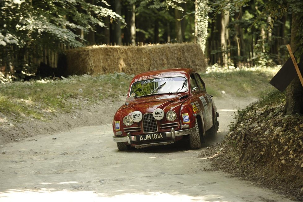 V lese nechal Lord March postavit rallyeový okruh. Na svou slávu tu zavzpomínal třeba Saab 96, kterému v roce 1963 stačil dvoutaktní tříválec 0,85 l k vítězství na Rallye Monte Carlo.
