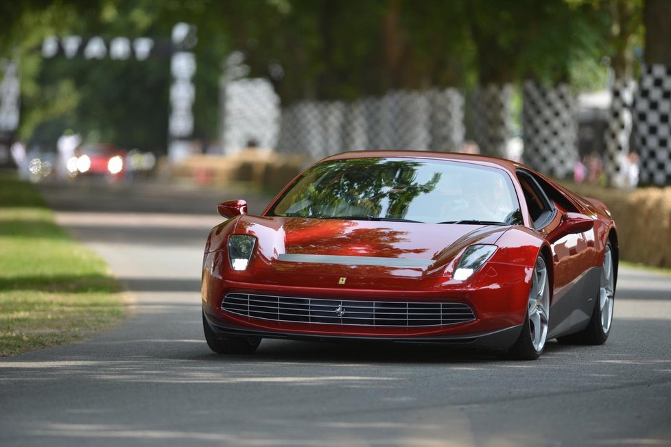 Naživo a hlavně v akci jsme mohli obdivovat jediný exemplář Ferrari SP12EC, které si nechal na zakázku postaviit zpěvák Eric Clapton