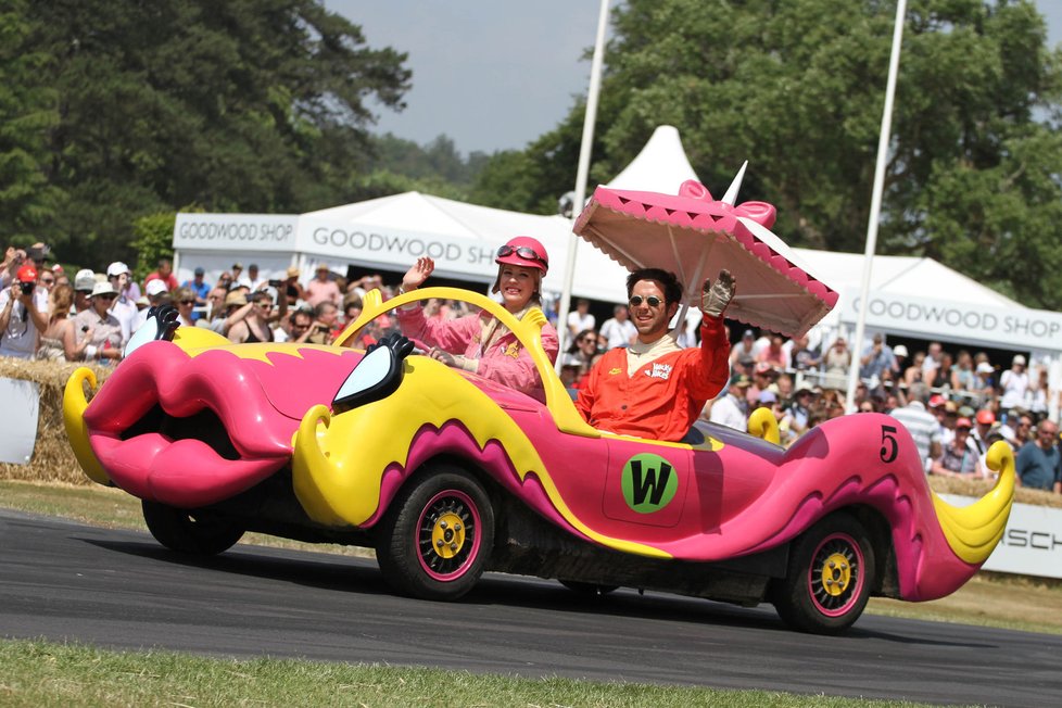 Každoročním zpestřením festivalu jsou funkční repliky autíček z amerického animovaného seriálu Wacky Races. Za volantem bláznivých vehiklů nechybějí stejně bláznivé postavičky.