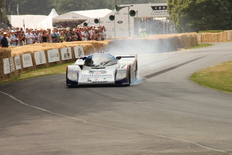 Se zatajeným dechem jsme ze vzdálenosti pár metrů sledovali náraz slavného Porsche 962 C se zablokovaným řízením do bariéry. Tento vůz vyhrál v roce 1987 závod 24 hodin Le Mans, za volantem se střídali pánové Bell, Stuck a Holbert.