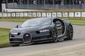 Nový král automobilové produkce Bugatti Chiron se Angličanům poprvé ukázal v pohybu. Pozvání za volant nadšeně přijal hostitel festivalu a velký automobilový fanda Lord March.