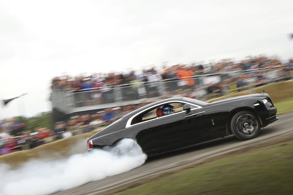 Goodwood je místem extrémů. Nebo jste už někdy viděli driftovat vůz Rolls-Royce? My poprvé. Šlo o kupé Wraith v edici Black Badge.