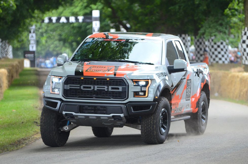 Ben Collins, bývalý Stig z pořadu Top Gear, bavil diváky divokou jízdou v brutálním pick-upu Ford F-150 Raptor.