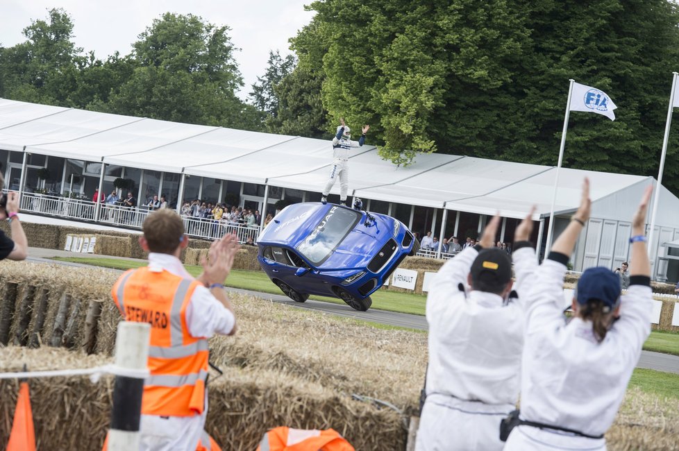 Loni kaskadér Terry Grant vyjel na goodwoodský kopec po dvou kolech v Nissanu Juke. Letos se rozhodl výkon zopakovat s novým Jaguarem F-Pace a jízdu ještě trochu přikořenil