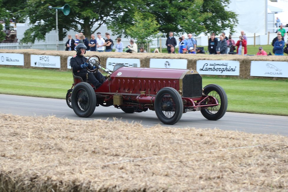 Unikátní Isottu Fraschini Fiat z roku 1905 pohánějí dva stokoňové čtyřválce umístěné vedle sebe