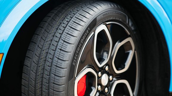 Goodyear uvádí novou pneumatiku ElectricDrive 2 pro elektromobily. Minimalizuje hluk