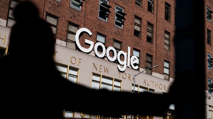 Americké společnosti Alphabet, která je majitelem internetového vyhledávače Google, vzrostl ve druhém čtvrtletí čistý zisk o 14,8 procenta na 18,37 miliardy USD (400 miliard Kč)