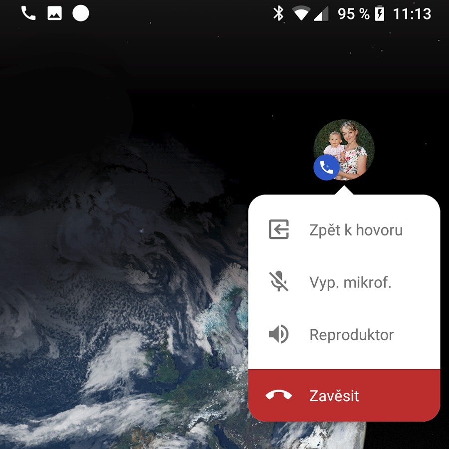 Když na ni klepnete, zobrazí se základní možnosti pro práci s hovorem.
