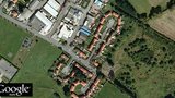 Úlovek Google Earth: Řada domů vypadá jako gigantický penis i s varlaty! 