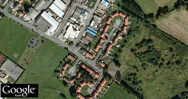 Aplikace Google Earth zachytila ve Velké Británii řadu domů, která vypadá velmi nemravně.