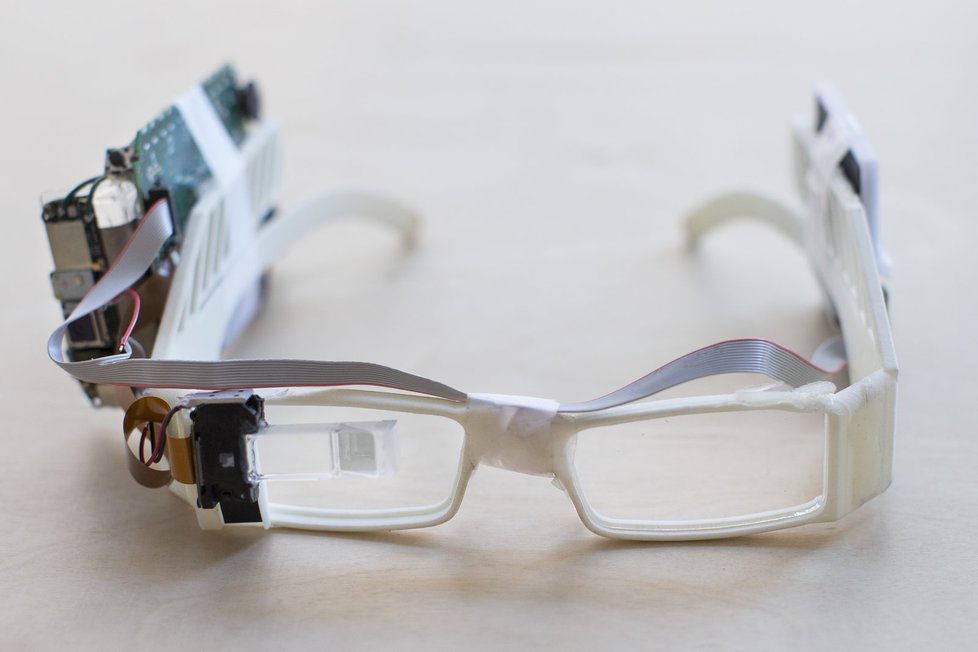 Prototyp dioptrických brýlí pro Google Glass.