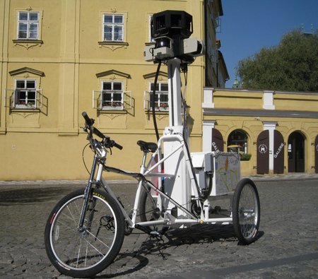 Internetová firma Google začala V Praze a dalších vybraných českých a moravských městech využívat ke snímání zajímavých míst pro mapovou aplikaci Street View speciální tříkolky.