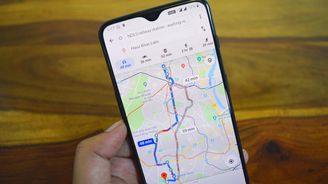 Téměř stovka aut mířících na letiště uvízla kvůli Google Maps v bahnitém poli. Navigace málem i „zabíjela“