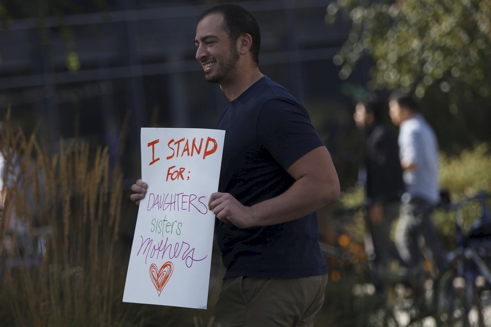 Zaměstnanci Googlu po celém světě přerušili na protest proti sexismu práci.