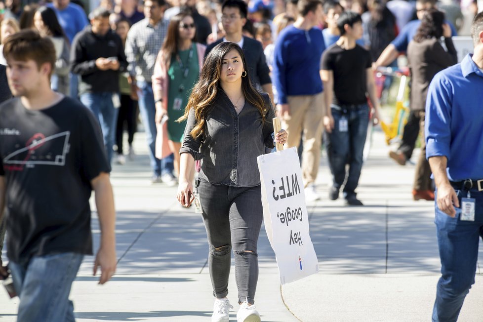 Zaměstnanci Googlu po celém světě přerušili na protest proti sexismu práci.