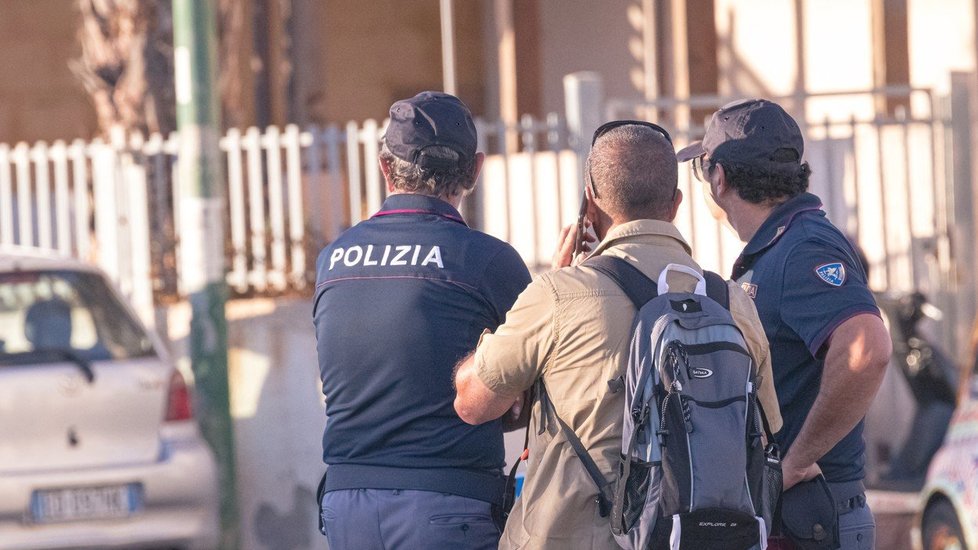 Obyvatelé jihozápadní Sicílie poblíž resortu Verdura byli místní policií instruováni, aby se nedívali z oken. Google totiž v oblasti pořádal tajemstvími opředenou akci, které se zúčastnili boháči a celebrity z celého světa.