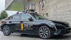 Automobil společnosti Google Street View vybavený kamerovým systémem pro pořizování panoramatických snímků ulic.