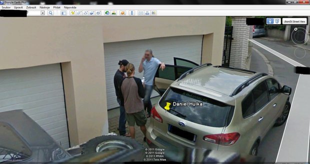 Daniel Hůlka je na Google Street View ke spatření u svého terénního vozu