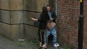 Tato britská dvojice evidentně počítala v opuštěné uličce se soukromím, ale pro to neměl Google Street View pochopení