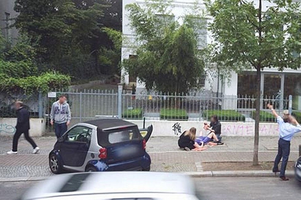 Tento snímek Google Street View byl vydáván za zachycení porodu přímo na ulici v Berlíně. Po pár týdnech se ukázalo, že jde o podvod.