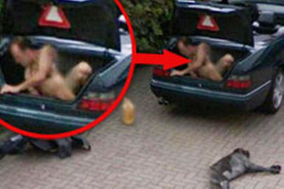 Nahého muže, který vylézá z kufru svého auta, Google Street View raději odstranil.
