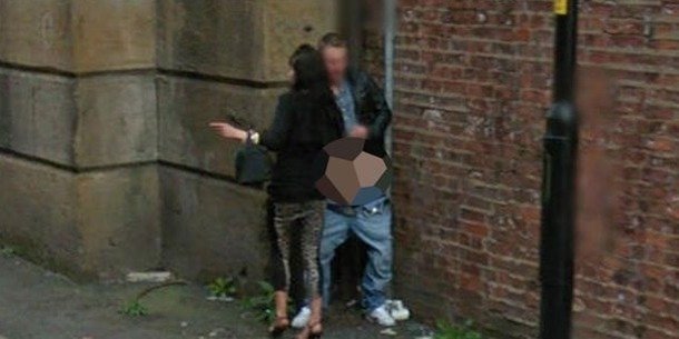 Tato britská dvojice evidentně počítala v opuštěné uličce se soukromím, ale pro to neměl Google Street View pochopení.