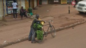 Úlovky z Google Street View: Google Street View napoví, kolik se dá uvézt banánů na kole.