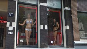 Úlovky z Google Street View: Spoře oděné dívky se v Itálii toulají po silnicích, v Amsterdamu je zas zavírají do výloh.