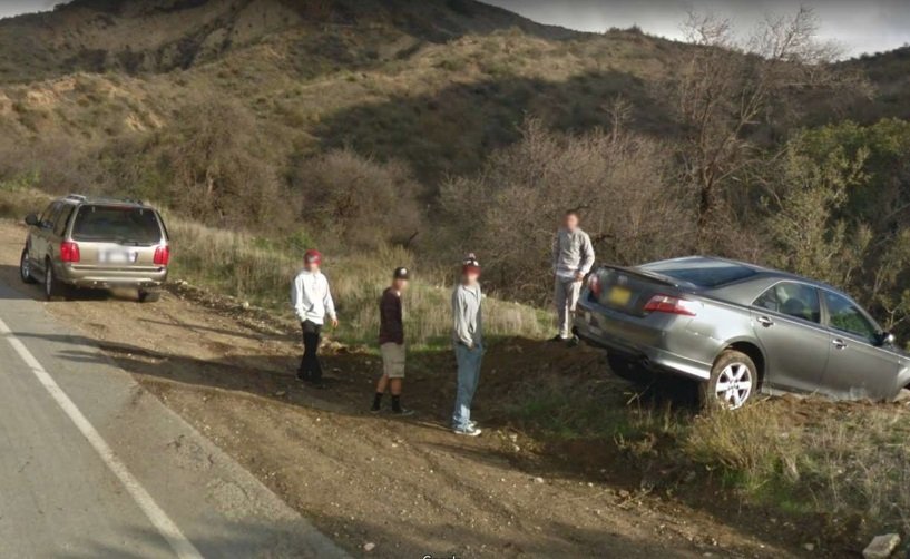 Úlovky z Google Street View: Jestli pak tatínek ví, že si synek půjčil auto a vyrazil s kámošema na výlet...