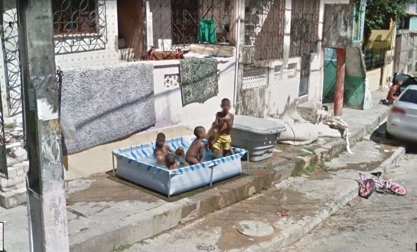 Úlovky z Google Street View: Dětský bazének na ulici