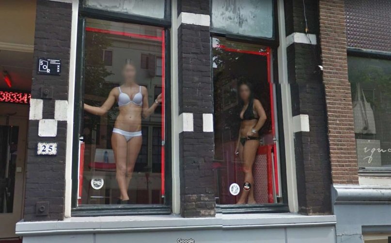Úlovky z Google Street View: Spoře oděné dívky se v Itálii toulají po silnicích, v Amsterdamu je zas zavírají do výloh.
