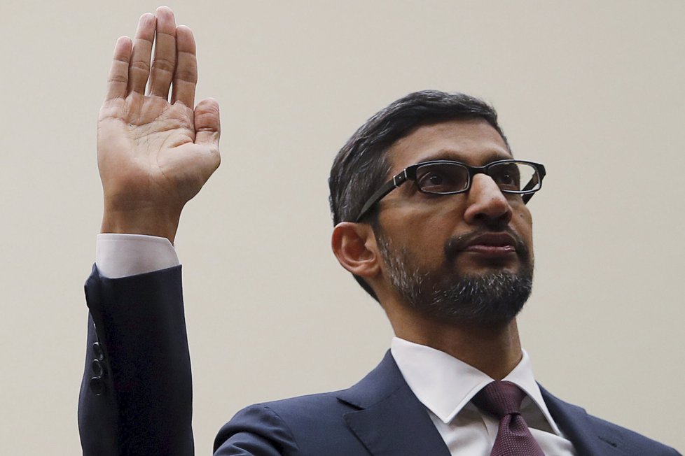 Ředitel Googlu Sundar Pichai na slyšení před americkým justičním výborem