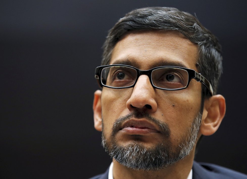 Ředitel Googlu Sundar Pichai na slyšení před americkým justičním výborem