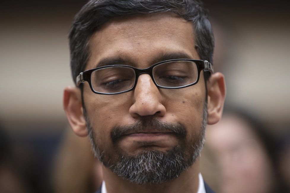 Ředitel Googlu Sundar Pichai na slyšení před americkým justičním výborem