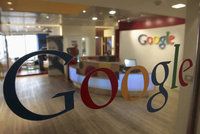 Světové firmy bojkotují Google: Přestávají u něj inzerovat kvůli teroru