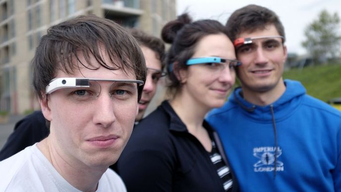 Chytré brýle Google Glass společnost představila v roce 2013, nepodařilo se jí však přesvědčit zákazníky o jejich praktickém využití.