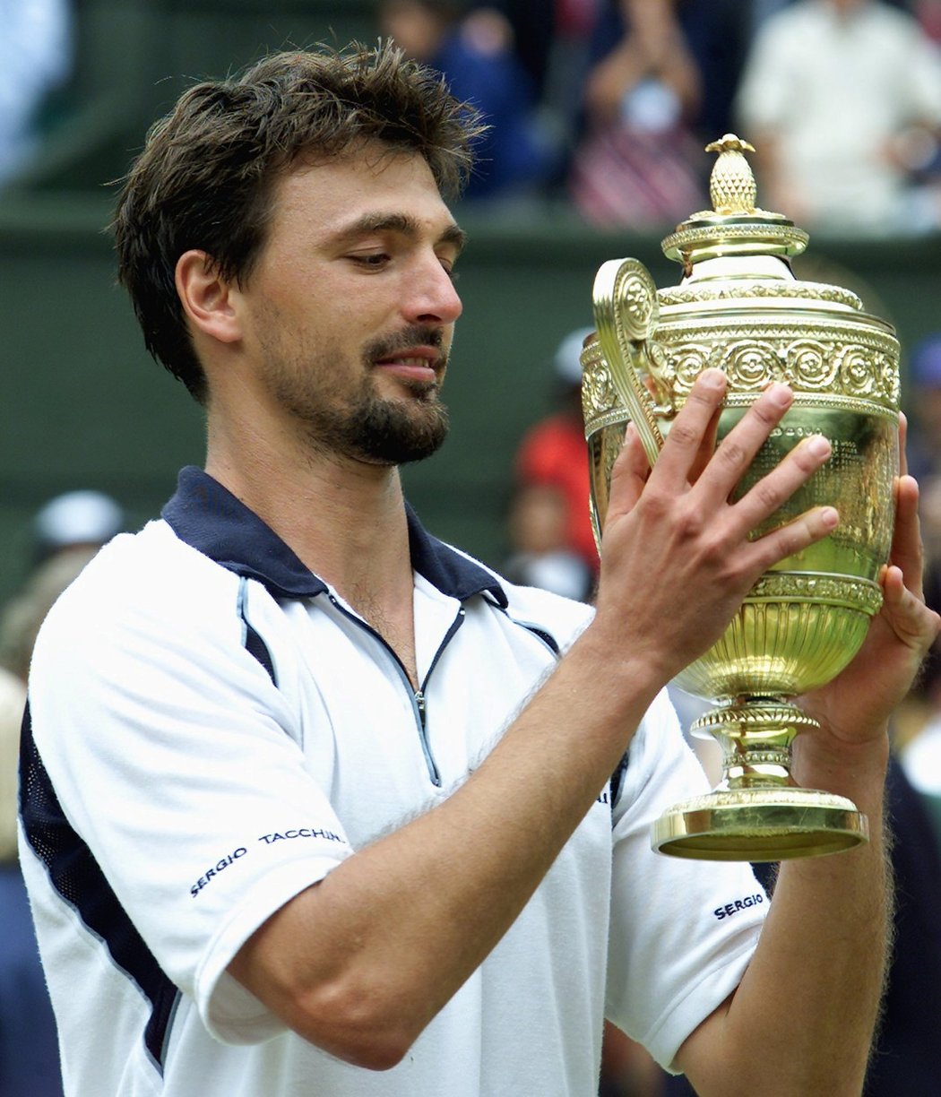 Goran Ivaniševič s wimbledonskou trofejí