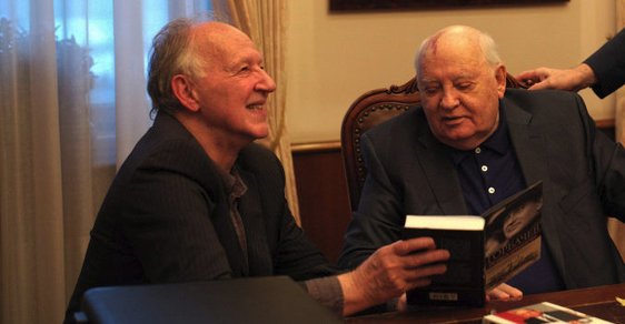 Smějící se Werner Herzog při natáčení s Michailem Gorbačovem. Od filmařů dostal bývalý prezident Sovětského svazu čokoládu bez cukru; je totiž diabetik