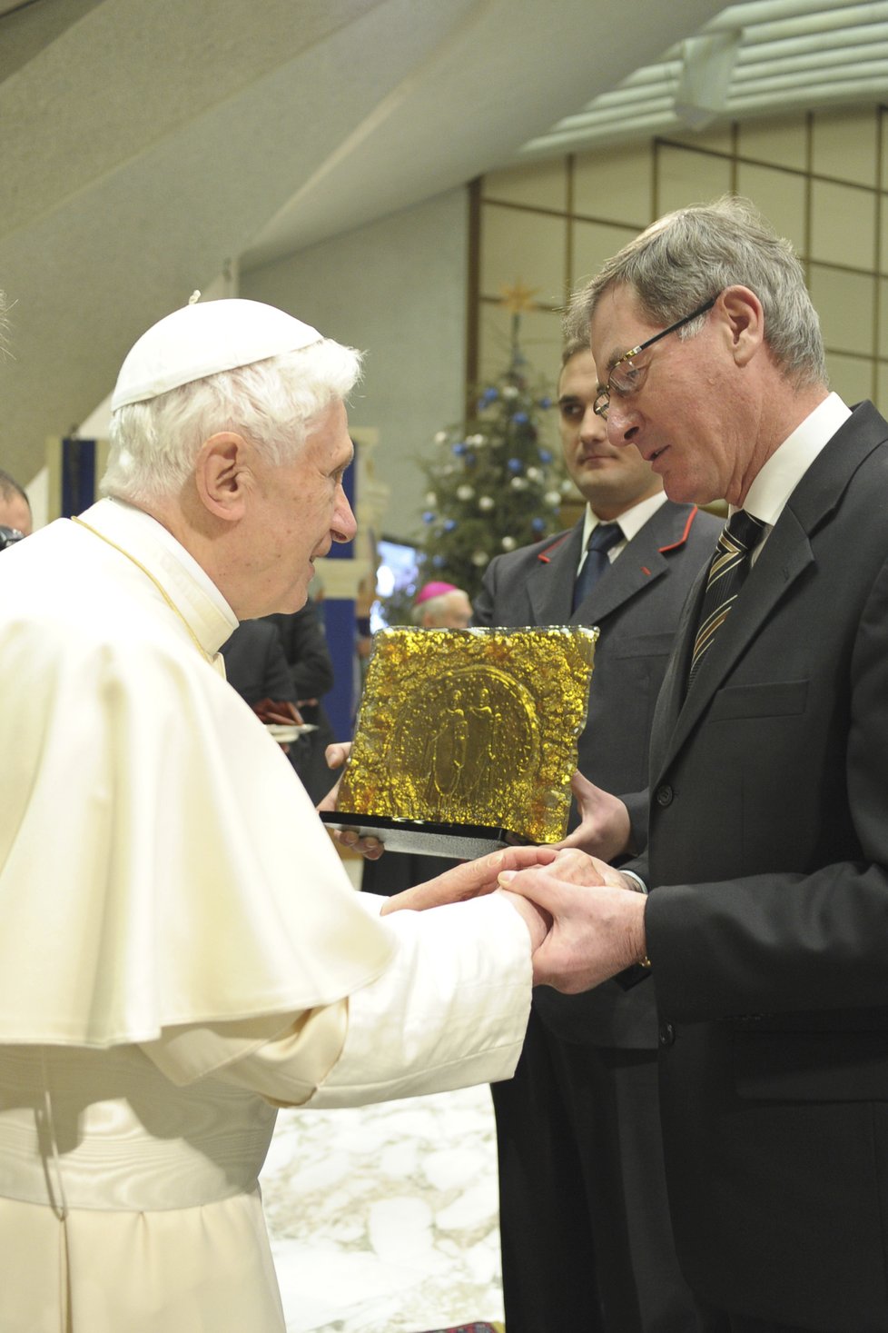 Papež Benedict XVI. s darem, který na zakázku vytvořila Gordana Turuk