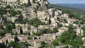Malebná obec Gordes ve Francii.
