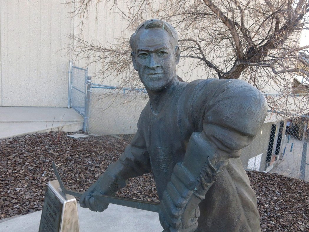 *1928, Gordie Howe: Kanaďan &#34;Mr. Hockey&#34;  je považován za jednoho z nejlepších hokejistů všech dob. U příležitosti 100. výročí NHL byl v lednu 2017 vybrán jako jeden ze sta nejlepších hráčů historie ligy. Čtyřikrát vyhrál s Detroitem Stanley Cup. Svými ostrými lokty v šarvátkách si vysloužil také přezdívku Mr. Elbows. Taktéž vznikl nový termín, hattrick Gordieho Howea, hráč který jej splnil vstřelil v jednom zápase gól, jednou přihrál na gól a jednou se popral