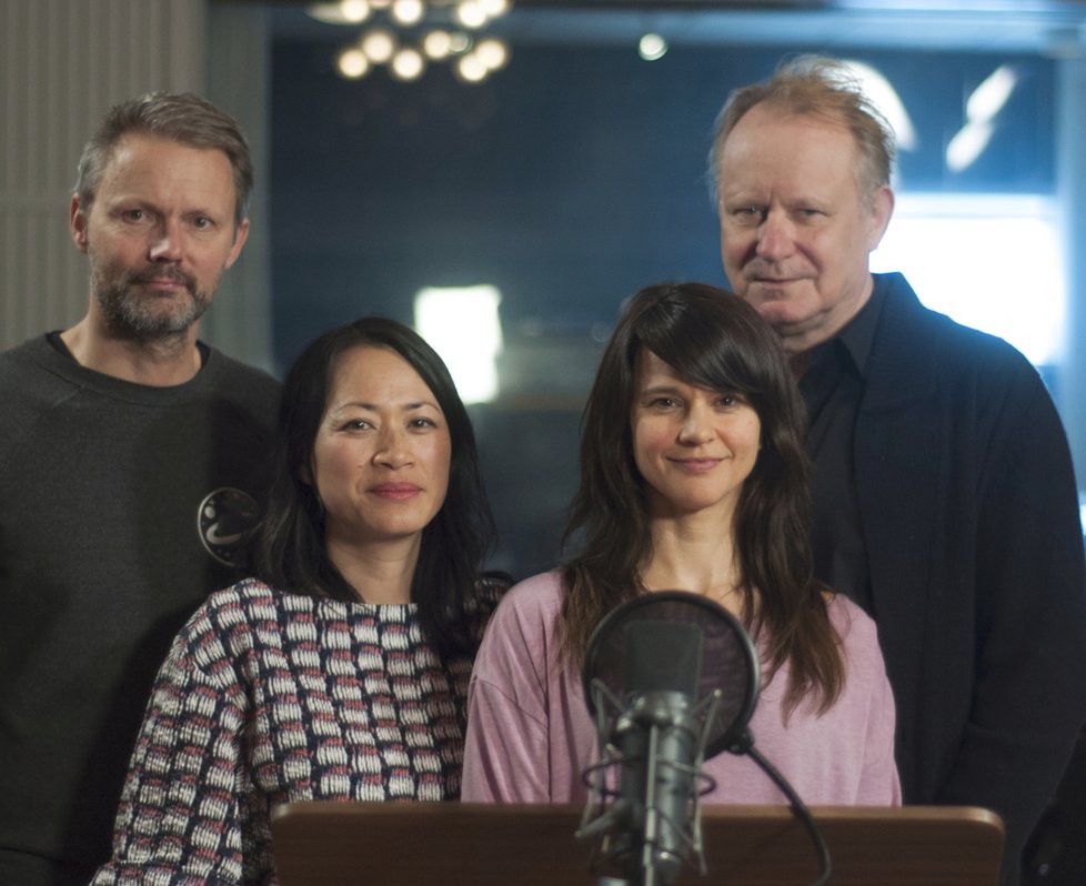 Gordon a Paddy: Stellan Skarsgård a Melinda Kinnaman (zprava) namluvili originální znění.