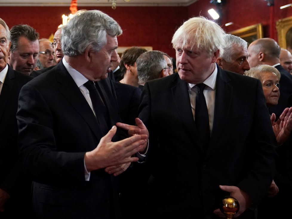 Bývalí premiéři Gordon Brown (vlevo) a Boris Johnson na Nástupnické radě.
