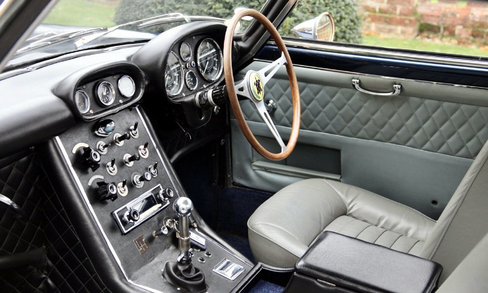 Gordon-Keeble GK1 měl kožená sedadla, kožené výplně dveří a spoustu ovladačů na šikmém středovém panelu.